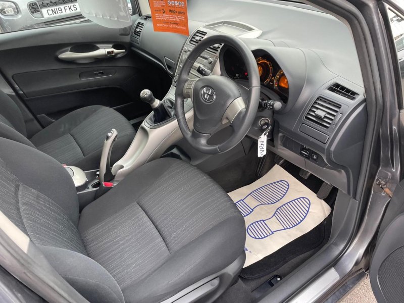 TOYOTA AURIS