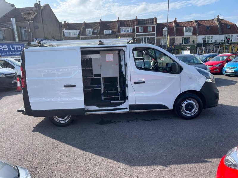 VAUXHALL VIVARO